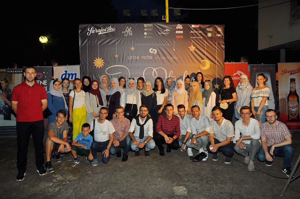 Aktivisti Mreže mladih prisustvovali izvođenju predstave „Savršen kroj“