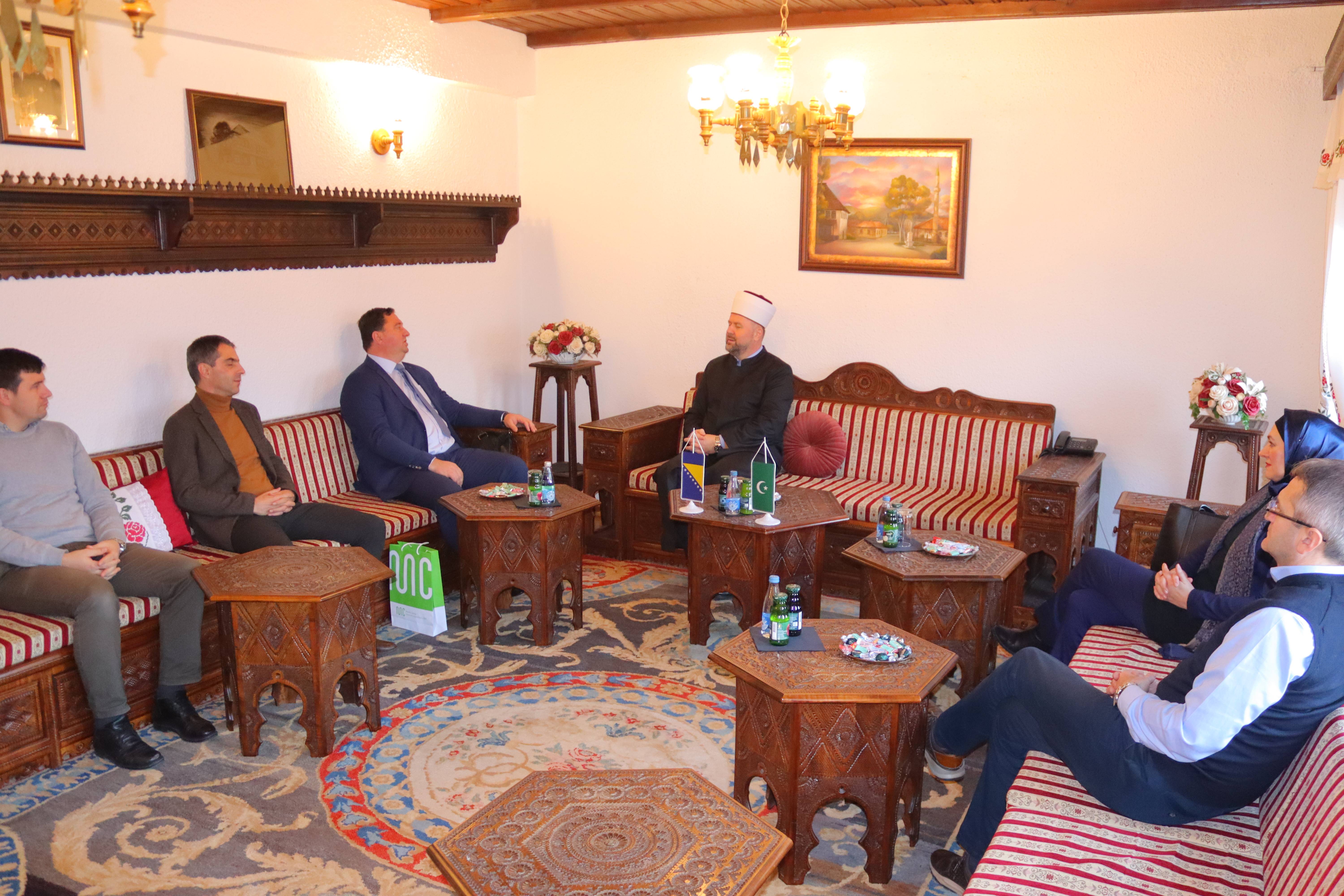 Delegacija Media centra na čelu sa direktorom dr. Muamerom Tinjakom posjetila Muftijstvo zeničko
