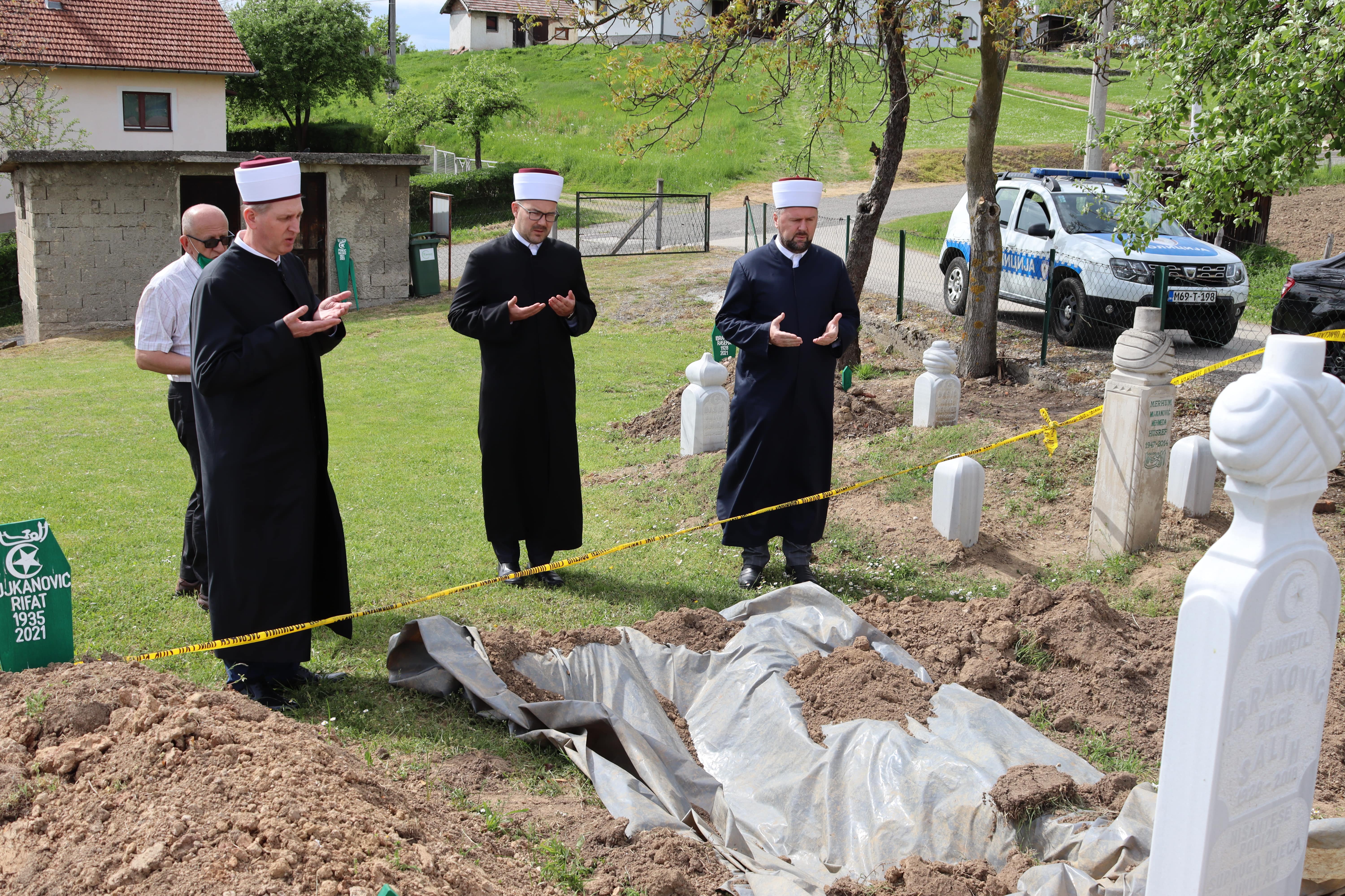 Muftija Dizdarević obišao mjesto ekshumacije posmrtnih ostataka ubijenih Bošnjaka u Doboju