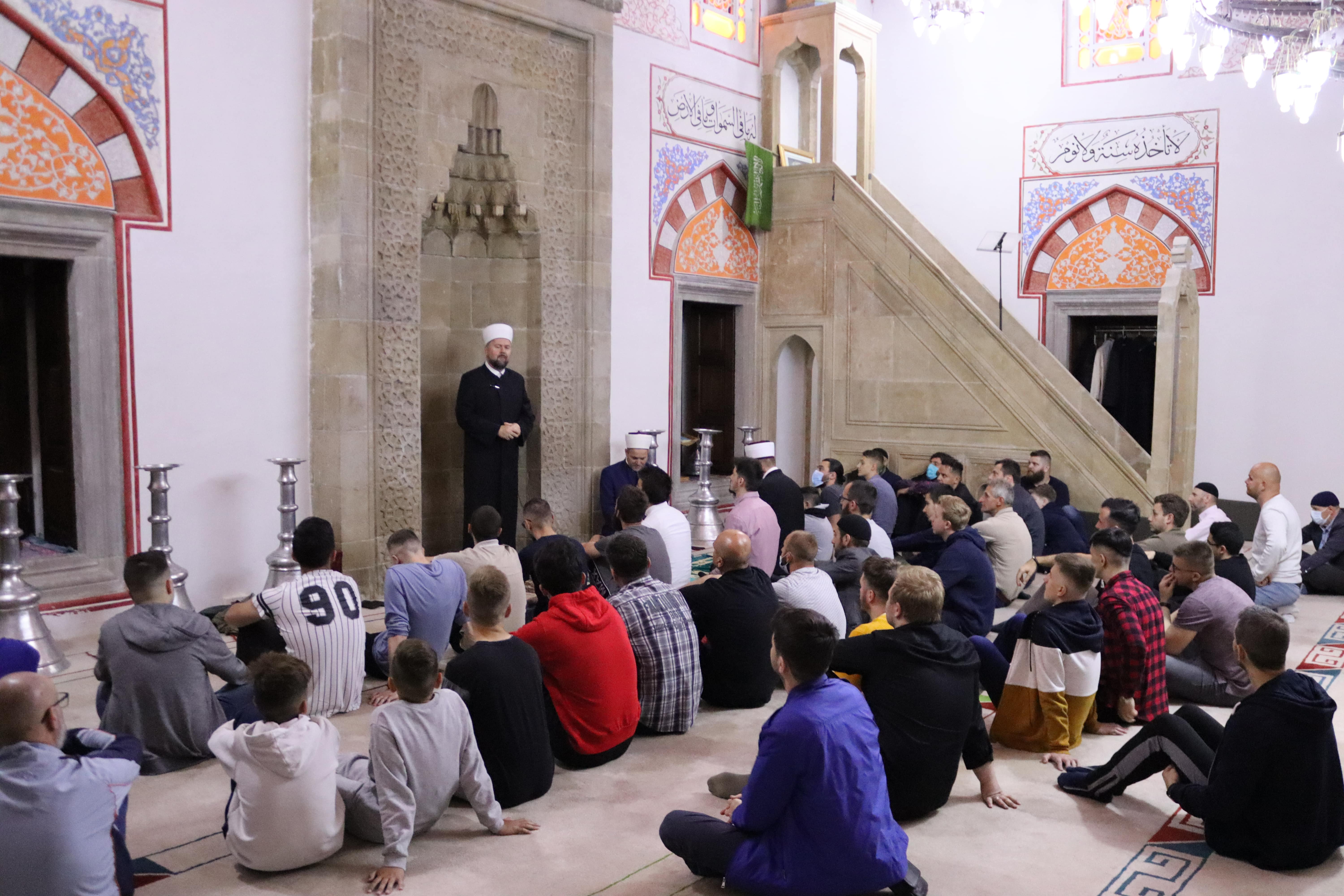 Posljednju ovogodišnju teraviju muftija Dizdarević klanjao u džamiji Kuršumlija u Maglaju
