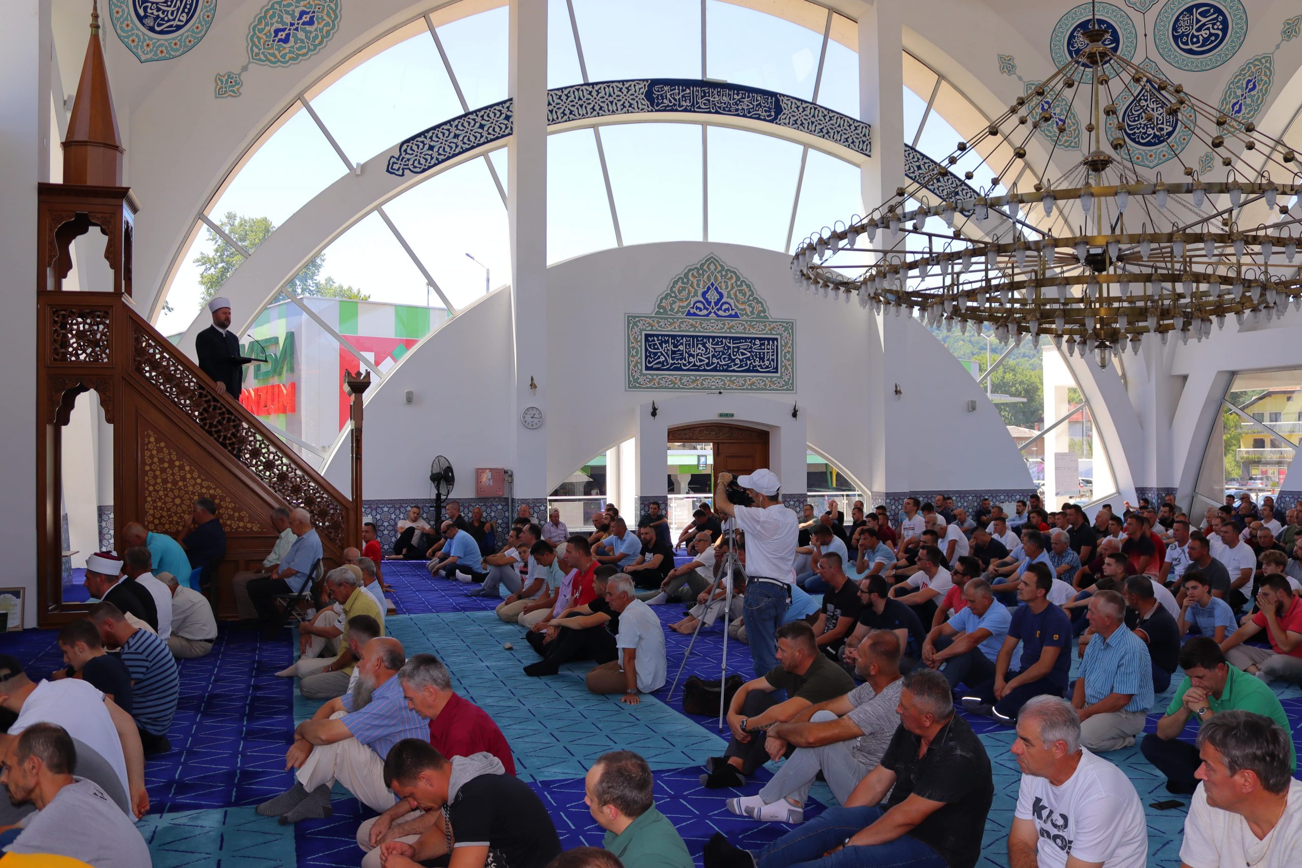 Muftija zenički održao hutbu u Vali Recep Yazicioglu džamiji i uručio priznanje dugogodišnjem predsjedniku džematskog odbora