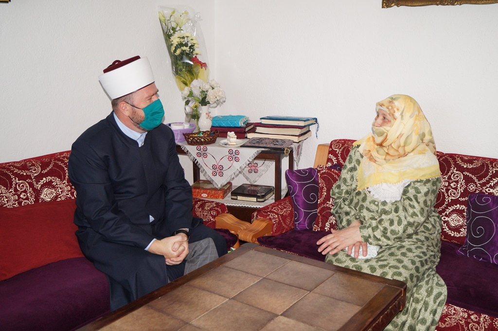 Predramazanska posjeta muftije Dizdarevića porodicama šehida:„Emanet naših šehida ne smijemo iznevjeriti sebičnošću i neodgovornošću“