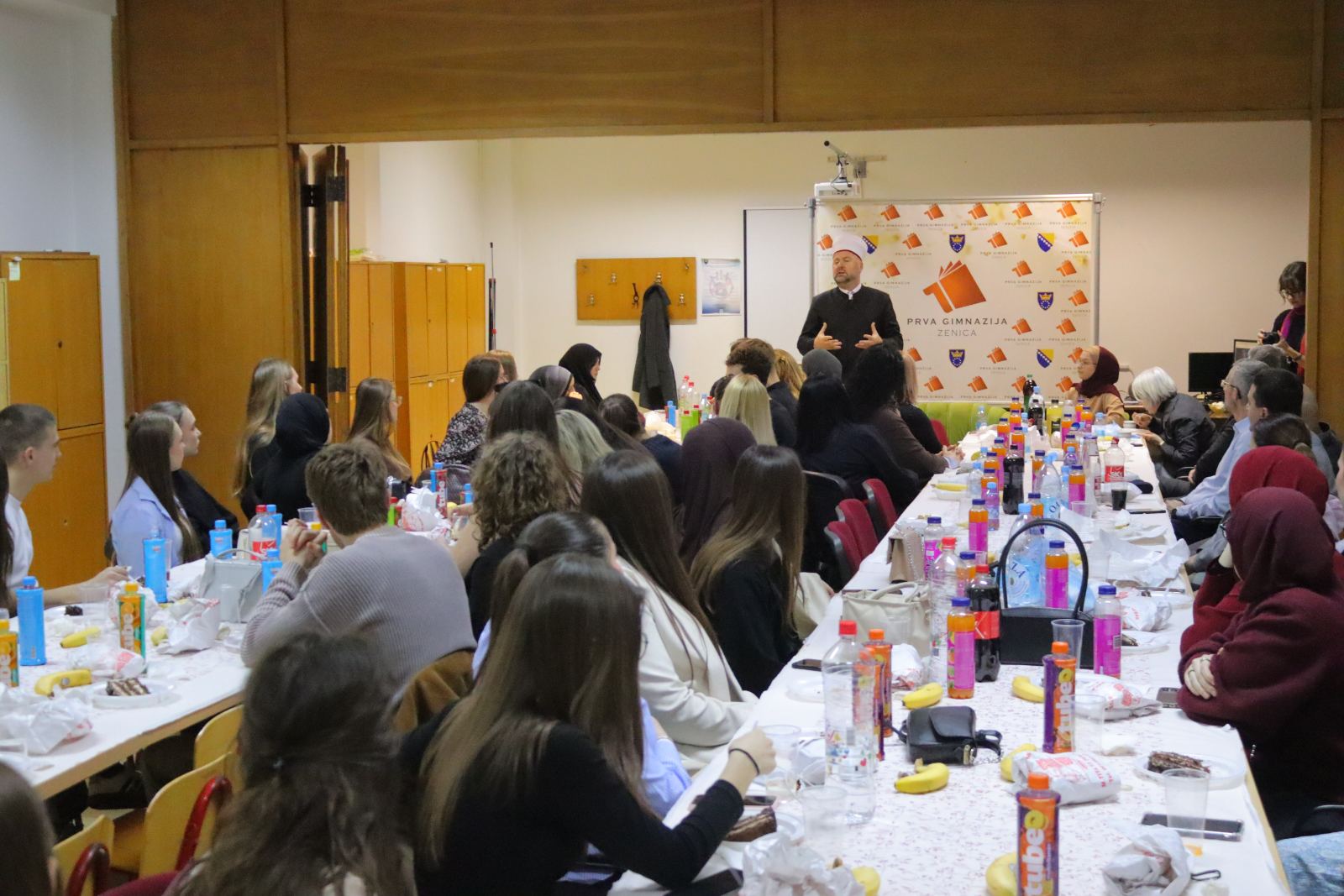 Muftija zenički na iftaru sa učenicima i kolektivom Prve gimnazije u Zenici